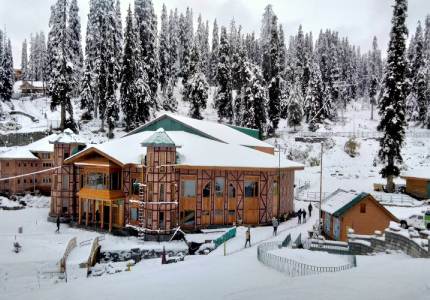 Kashmir Highlights Tour from Amritsar: Srinagar–Gulmarg–Pahalgam